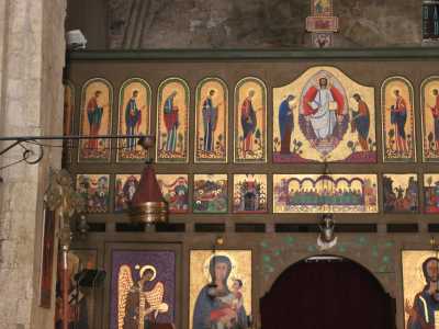 Divisa tradizionalmente in tre fasce decorate, presenta raffigurazioni di Ges�, della Madonna, dei dodici apostoli e di San Giovanni Crisostomo